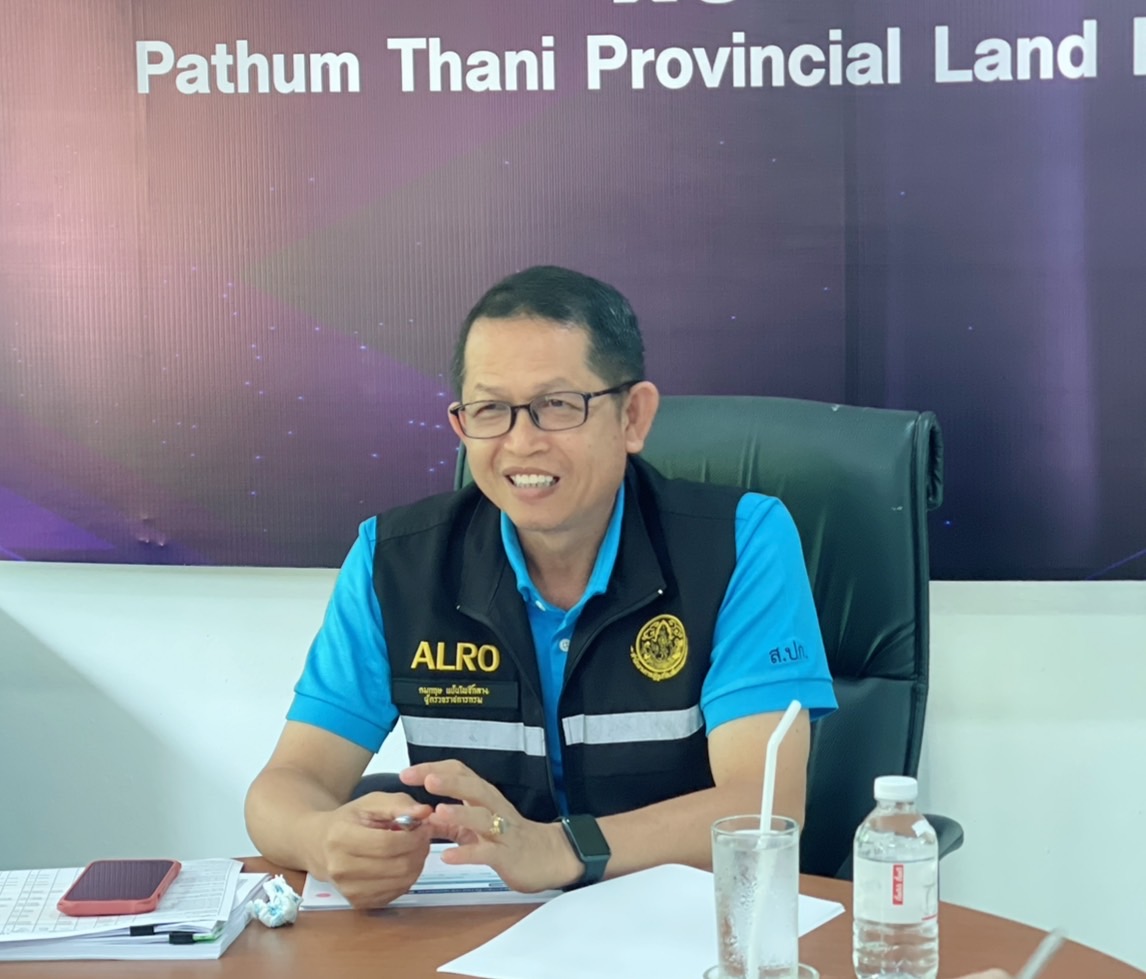 title - ผู้ตรวจราชการ ส.ป.ก. ประชุมตรวจติดตามความก้าวหน้าผลการดำเนินงานตามแผนการตรวจราชการของ ส.ป.ก. ประจำปีงบประมาณ พ.ศ. 2568 รอบที่ 2 เขตตรวจราชการที่ 2 จังหวัดปทุมธานี และลงพื้นที่ตรวจเยี่ยมเกษตรกรแปลงต้นแบบเกษตรกรรมยั่งยืน การทำเกษตรอินทรีย์ ในเขตปฏิรูปที่ดินจังหวัดปทุมธานี